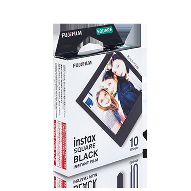 Boîte de film instantané Fujifilm Instax Square Black, avec photo de trois femmes souriantes. La boîte est blanche et noire.
