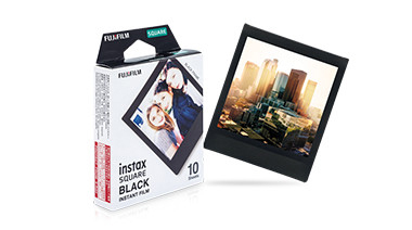 Un paquet de film instantané Instax Square Black et une photo développée.