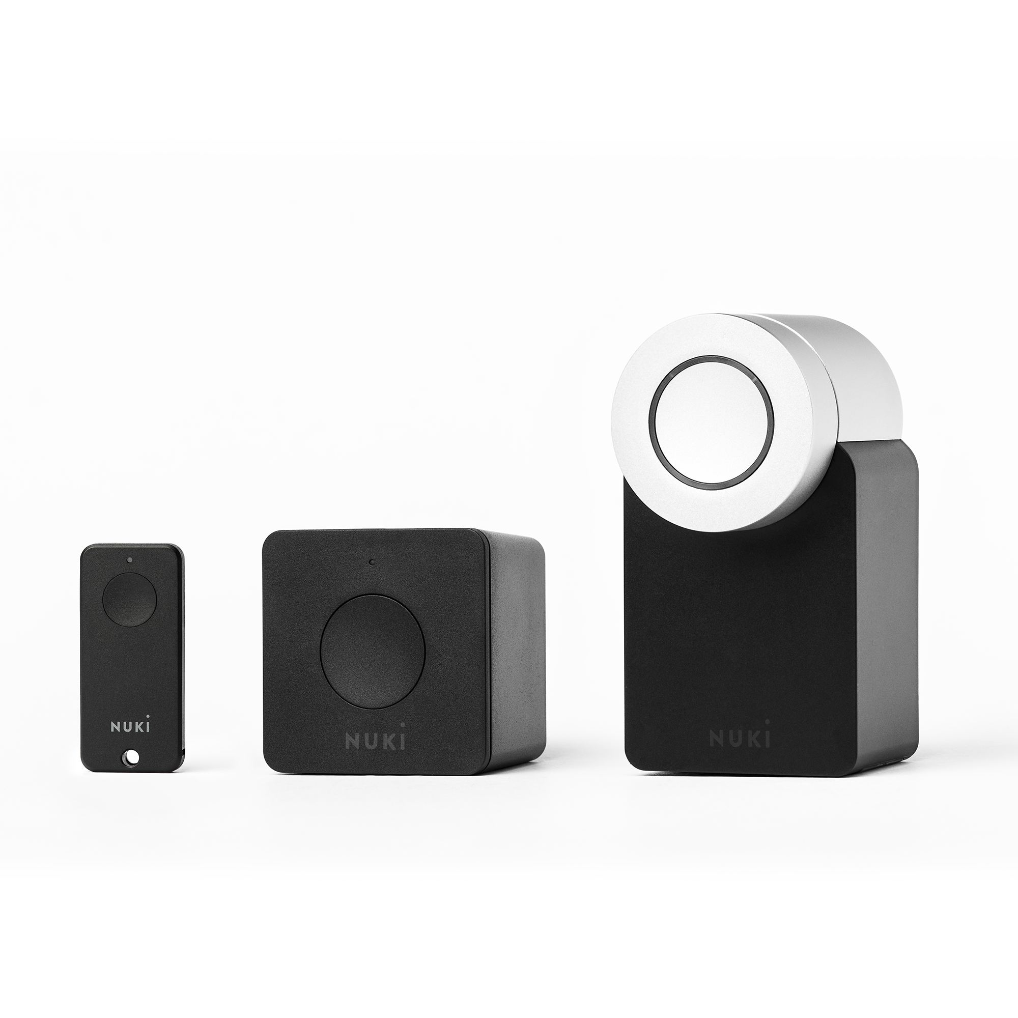 Drei schwarze Smart-Home-Geräte: ein kleiner Schlüsselanhänger, ein quadratischer Hub und ein Zylinderschloss.