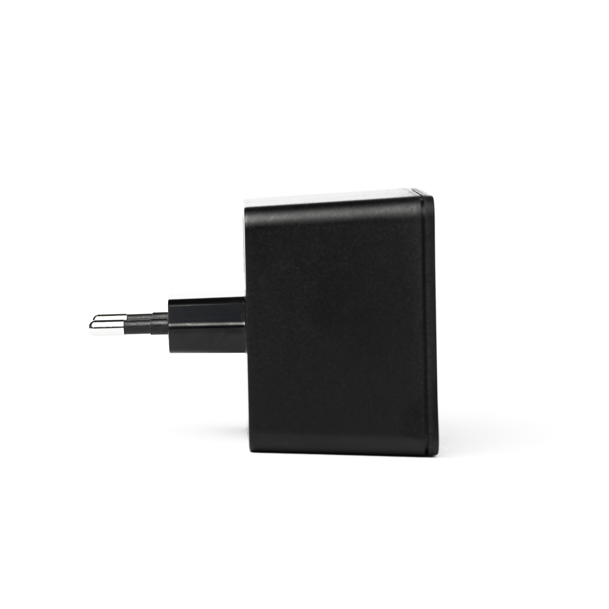 Ein schwarzes Netzteil mit EU-Stecker auf weißem Hintergrund.