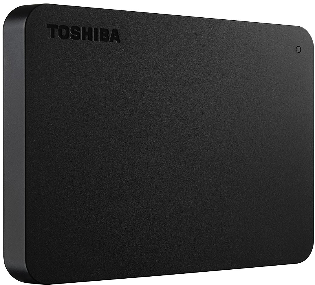 Un disque dur externe Toshiba noir et rectangulaire avec le nom de la marque en relief sur le dessus.
