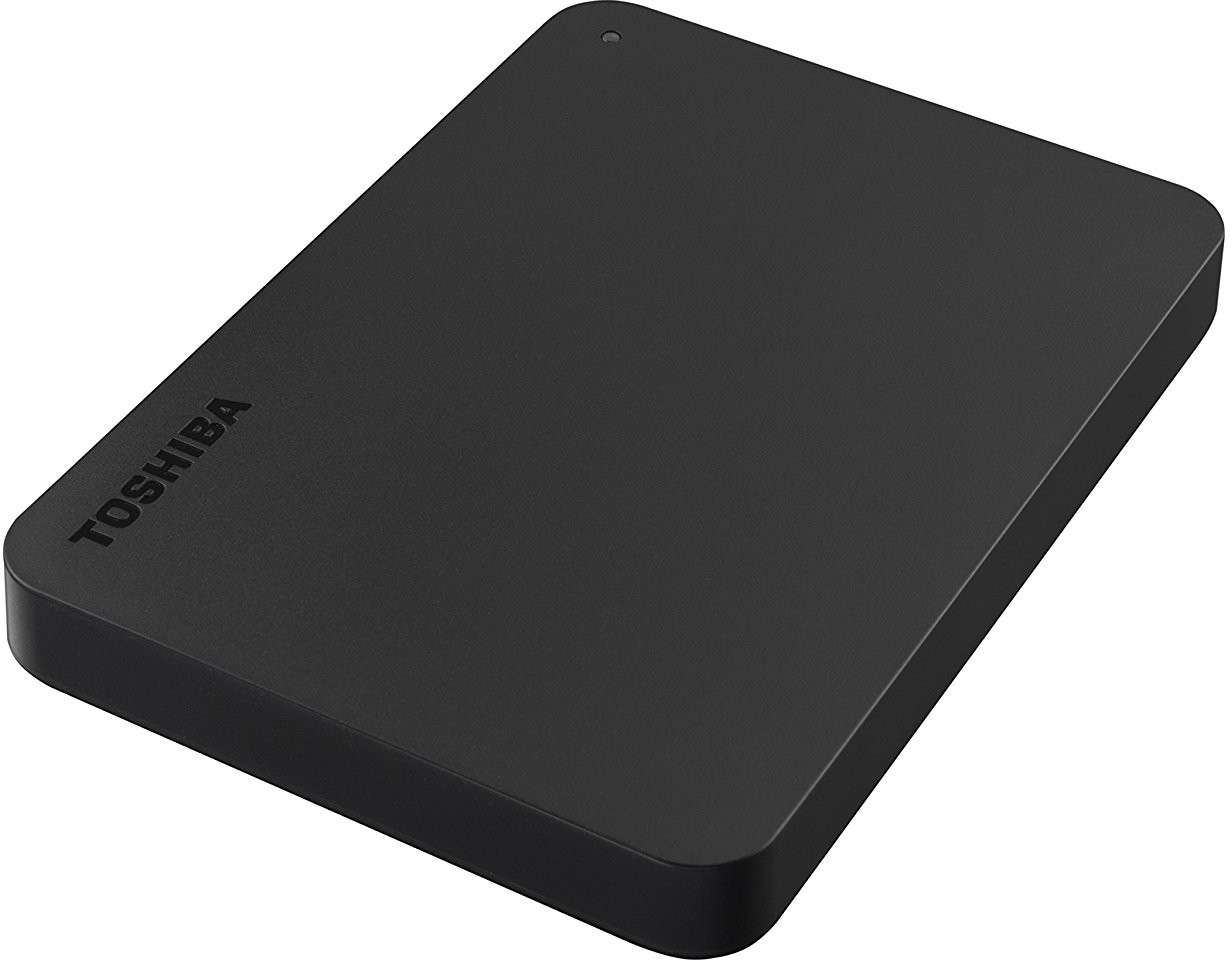 Un disque dur externe TOSHIBA noir sur une surface blanche. Le disque est rectangulaire.