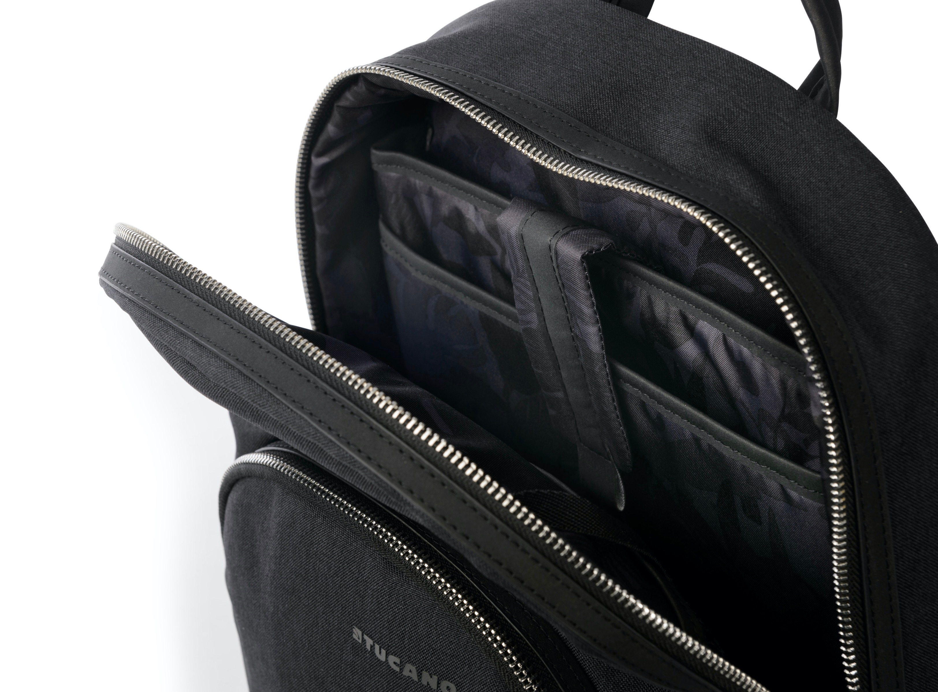 Ein schwarzer Rucksack mit offenen Fächern, die das Innere zeigen.