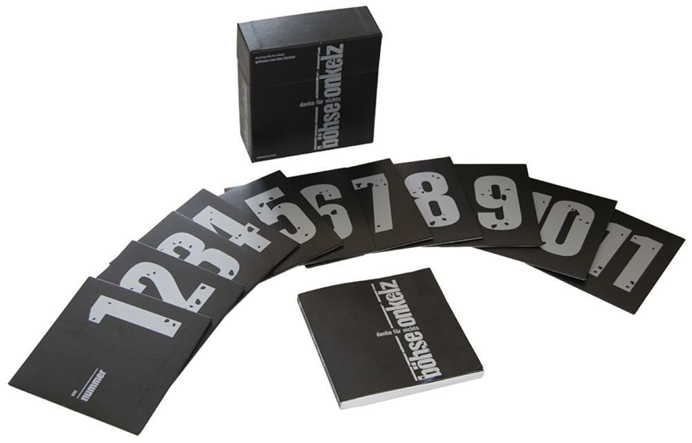 Eine Sammlung schwarzer Spielkarten mit Zahlen und Titeln, die angeordnet sind, und eine schwarze Box mit Text.