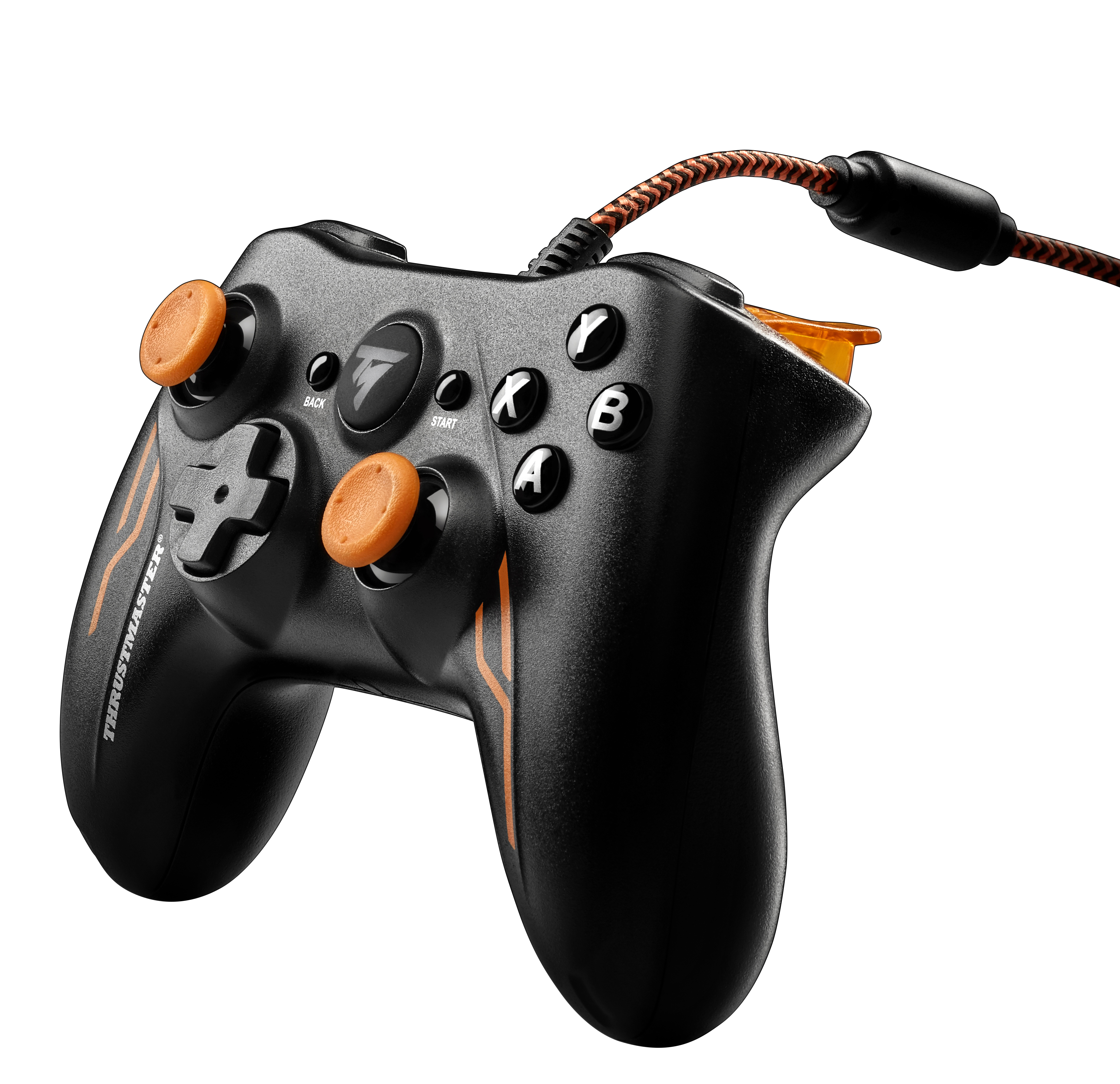 Ein schwarzes und orangefarbenes Thrustmaster Gamepad. Der Hintergrund ist weiß.