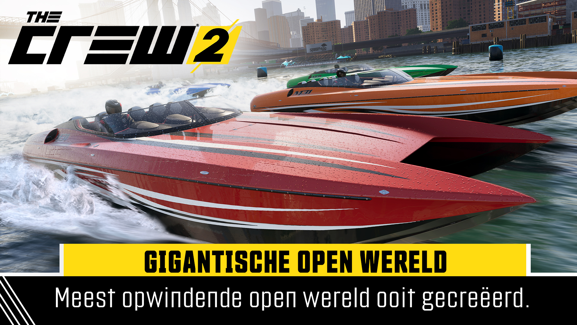 Boten racen op het water, tekst in geel, stadsgezicht op de achtergrond.
