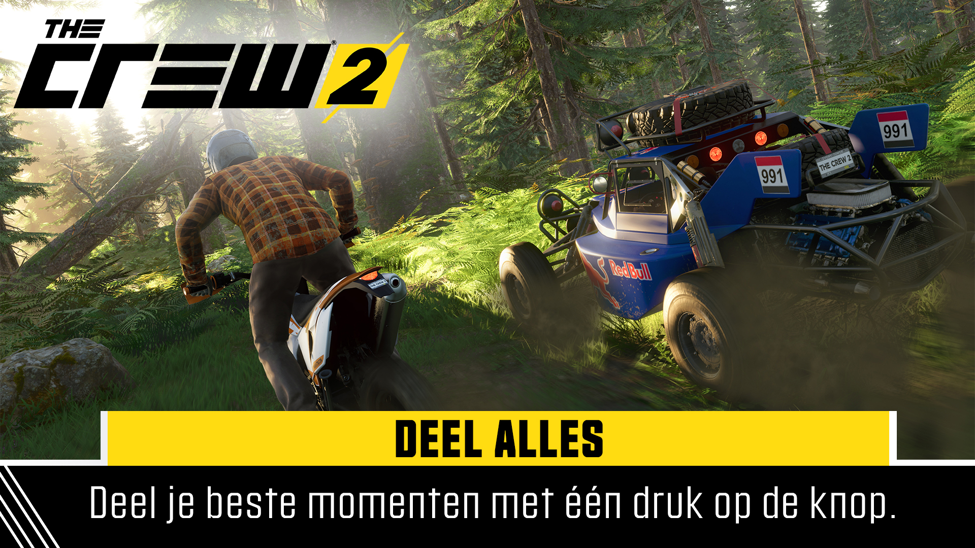 Motorrijder en buggy racen in een groen bos, het Crew 2 logo is prominent.