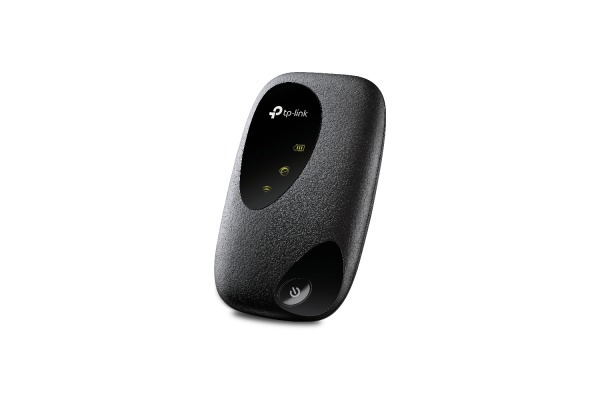 Un router mobile TP-Link nero con pulsante di accensione e indicatori di segnale.