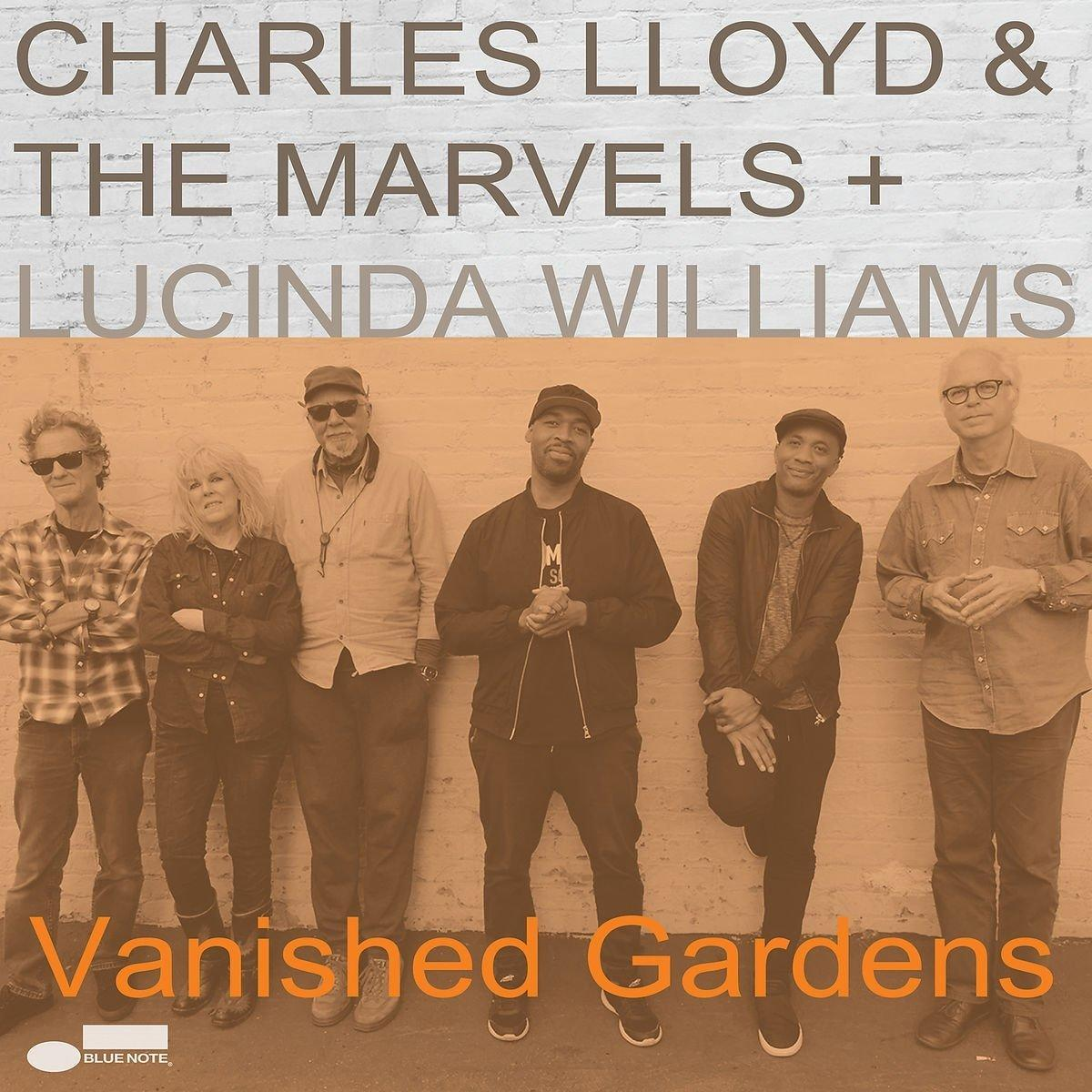 Albumhoes van Charles Lloyd & The Marvels + Lucinda Williams. Zes mensen staan voor een bakstenen muur.