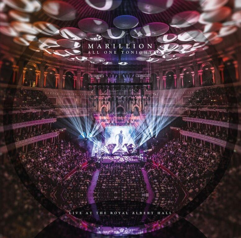 Marillion-Konzert in der Royal Albert Hall. Bühne mit Lichtern, Bandsilhouette, Publikum auf den Sitzen.