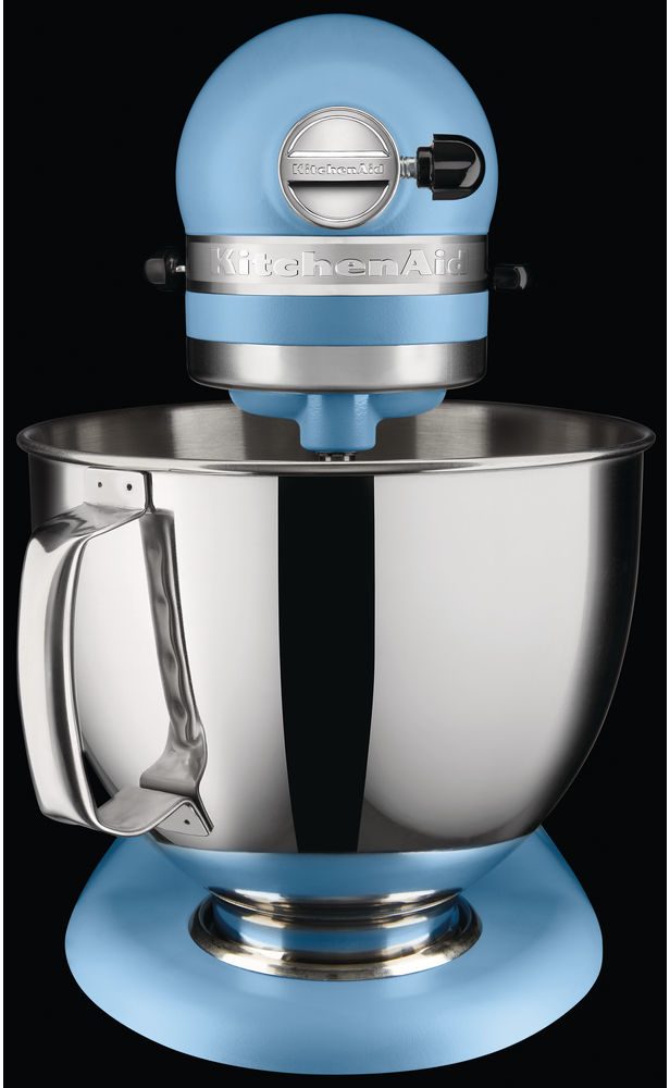 Blauer KitchenAid-Küchenmixer mit einer Edelstahlschüssel. Er hat eine schwarze Geschwindigkeitsregelung.