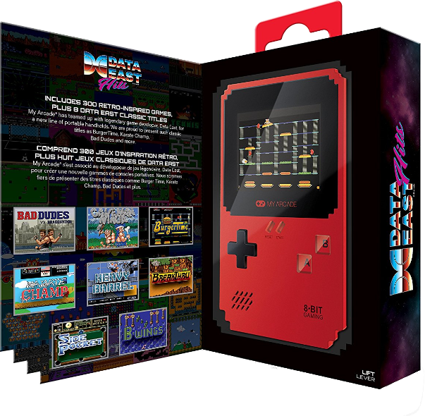 Rote My Arcade-Spielkonsole in einer Box. Der Bildschirm zeigt ein verpixeltes Spiel. Die Box zeigt Spieletitel und Text.