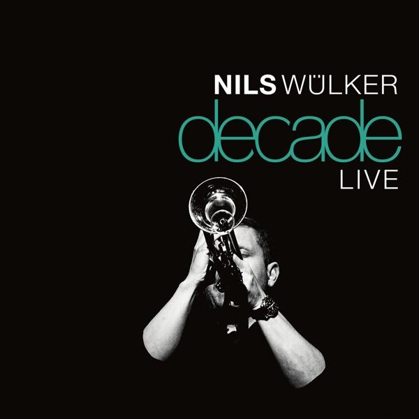 Albumcover mit einem Mann, der Trompete spielt, und dem Titel 'Decade Live'.