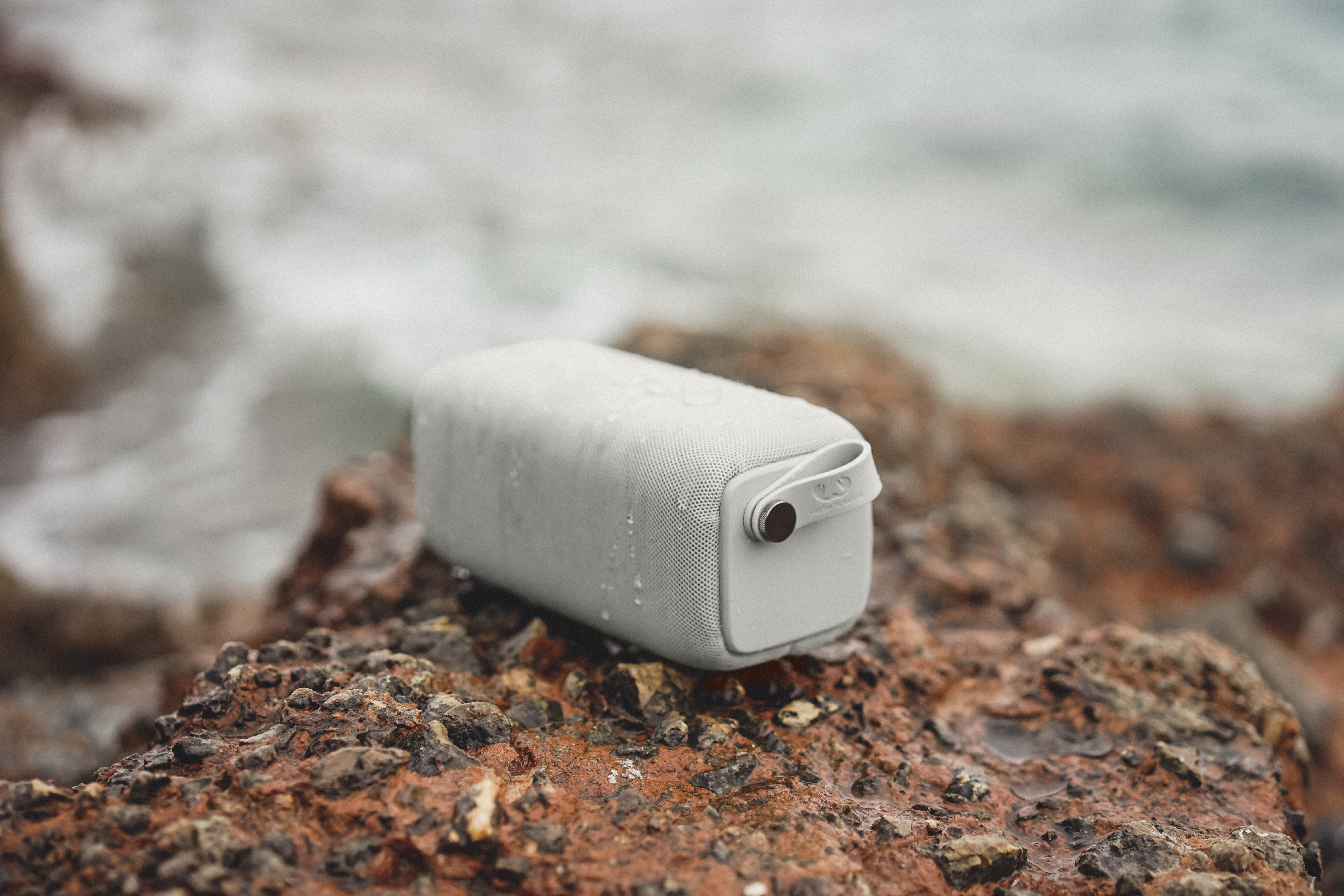 FRESH ‘N REBEL Rockbox Bold M Bluetooth Lautsprecher, Hellgrau, Wasserfest