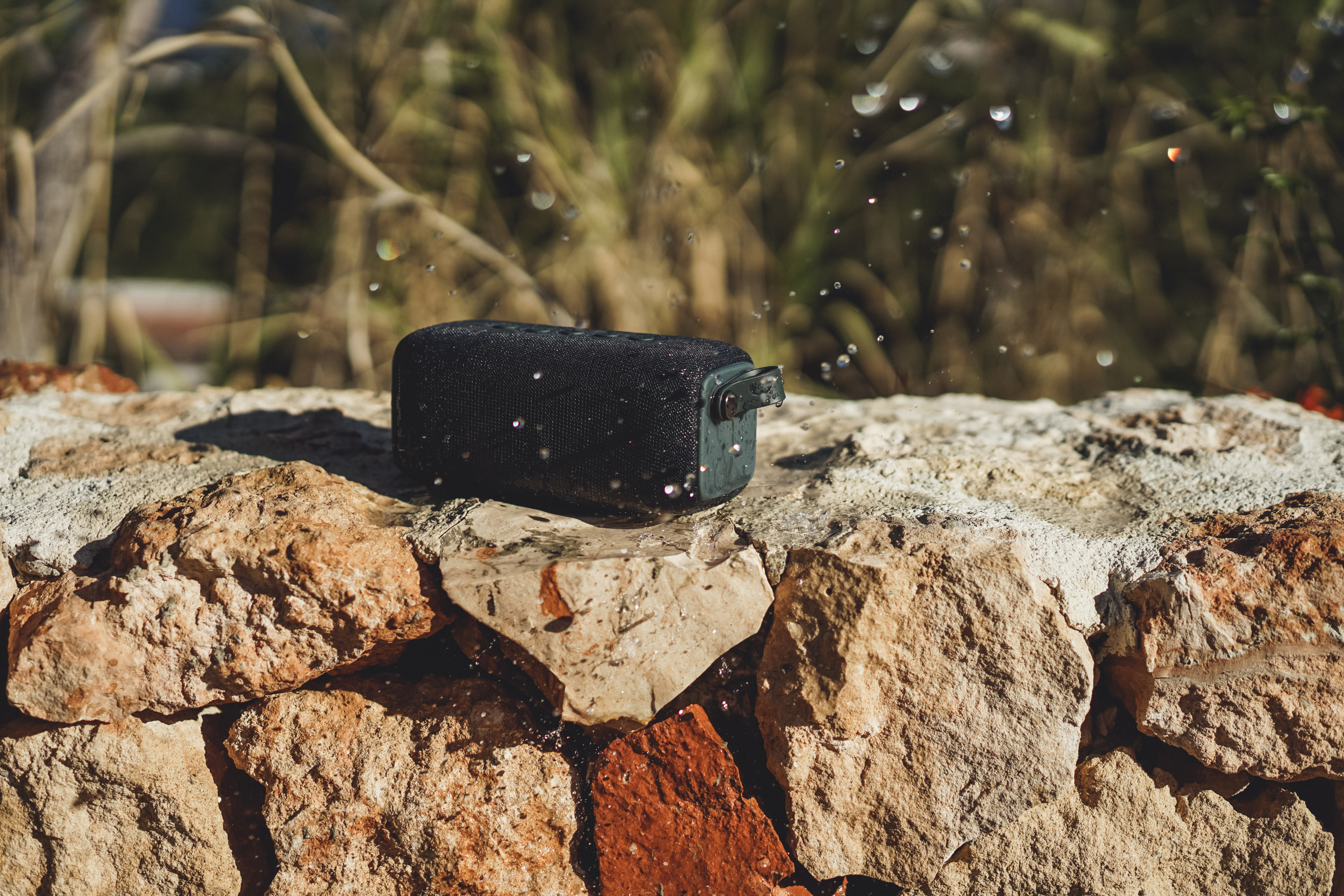 FRESH N REBEL Rockbox Bold M Bluetooth Lautsprecher, Grau, Wasserfest