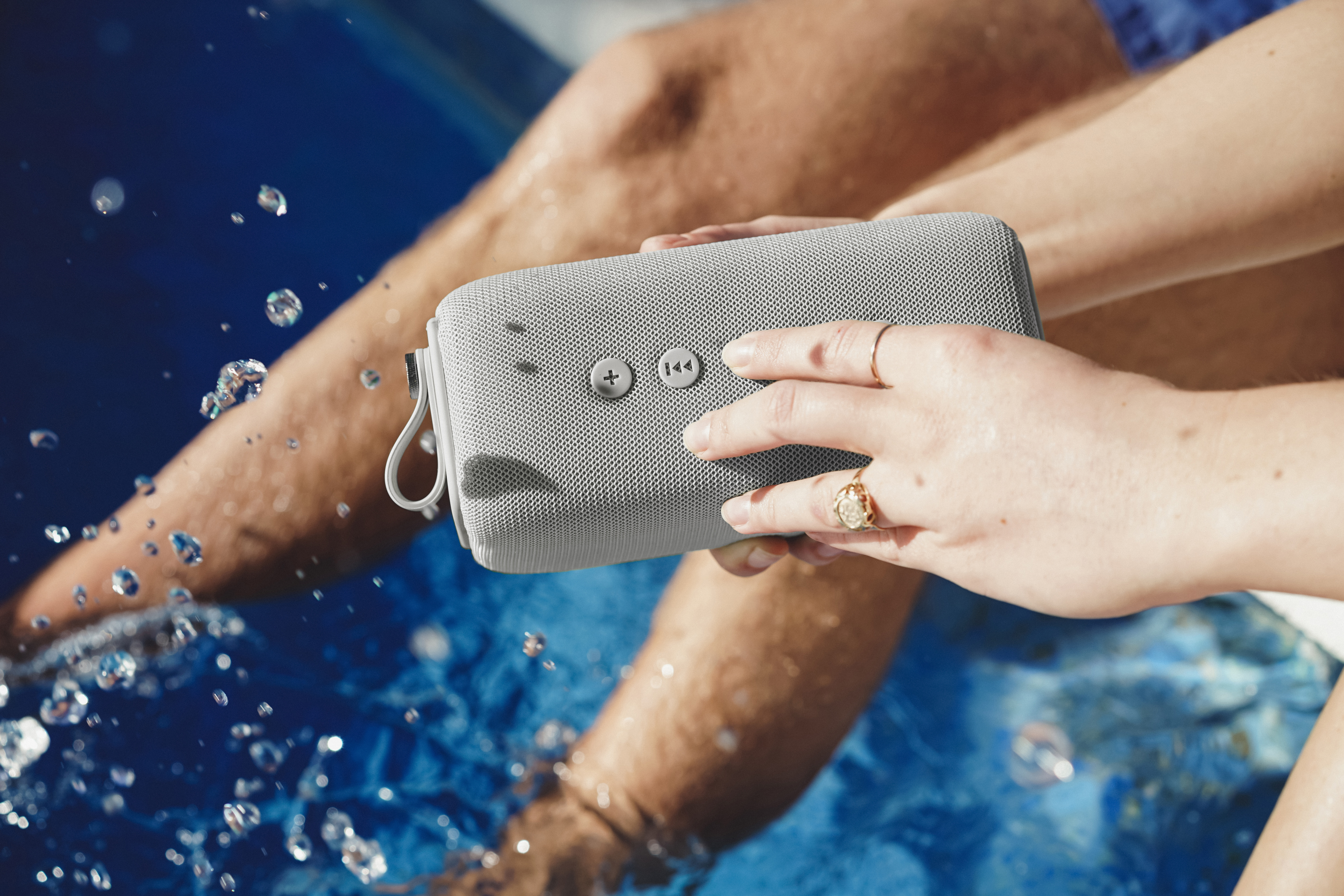 FRESH ‘N REBEL Rockbox Bold M Bluetooth Lautsprecher, Hellgrau, Wasserfest