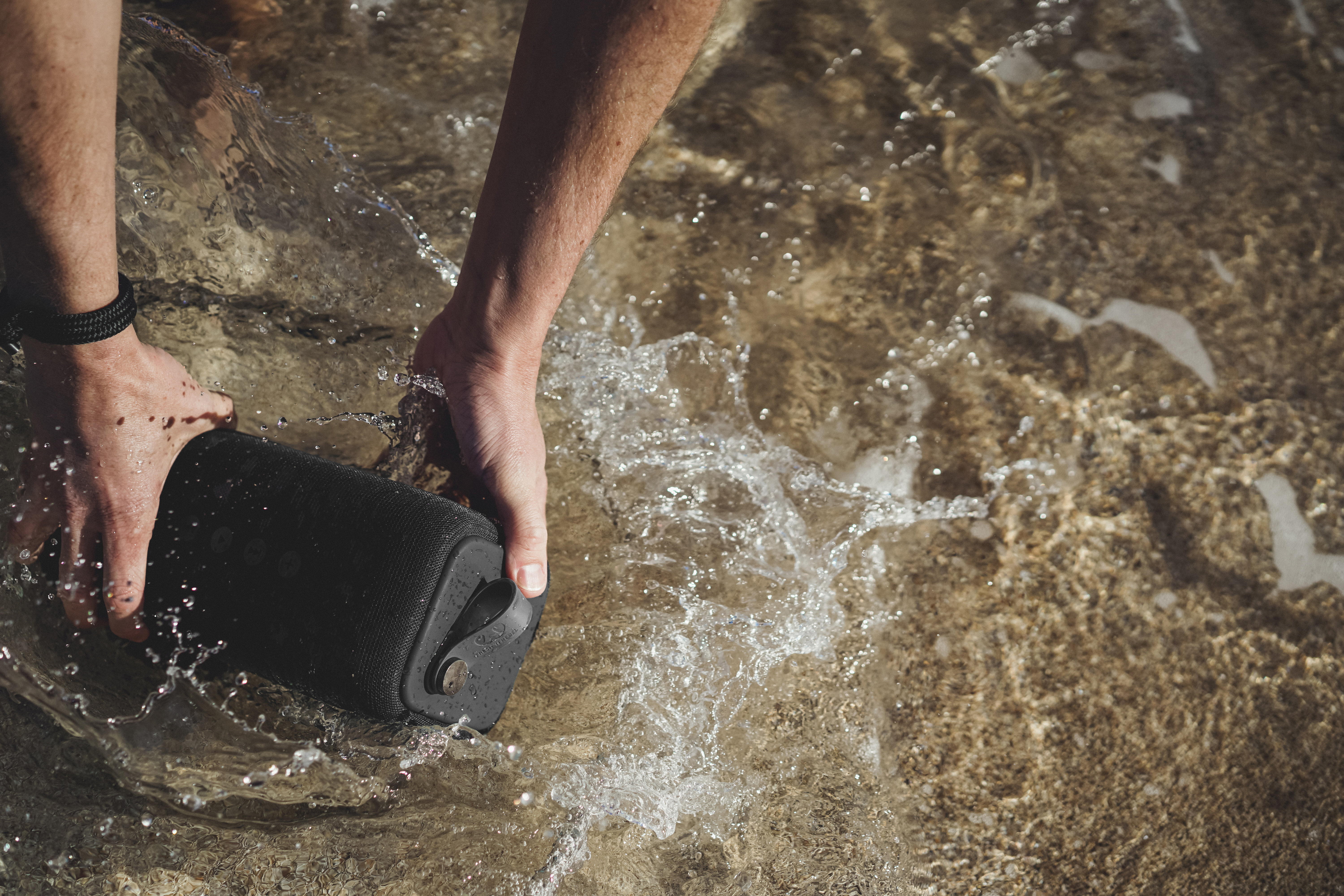 FRESH ‘N REBEL Rockbox Bold L Bluetooth Lautsprecher, Grau, Wasserfest