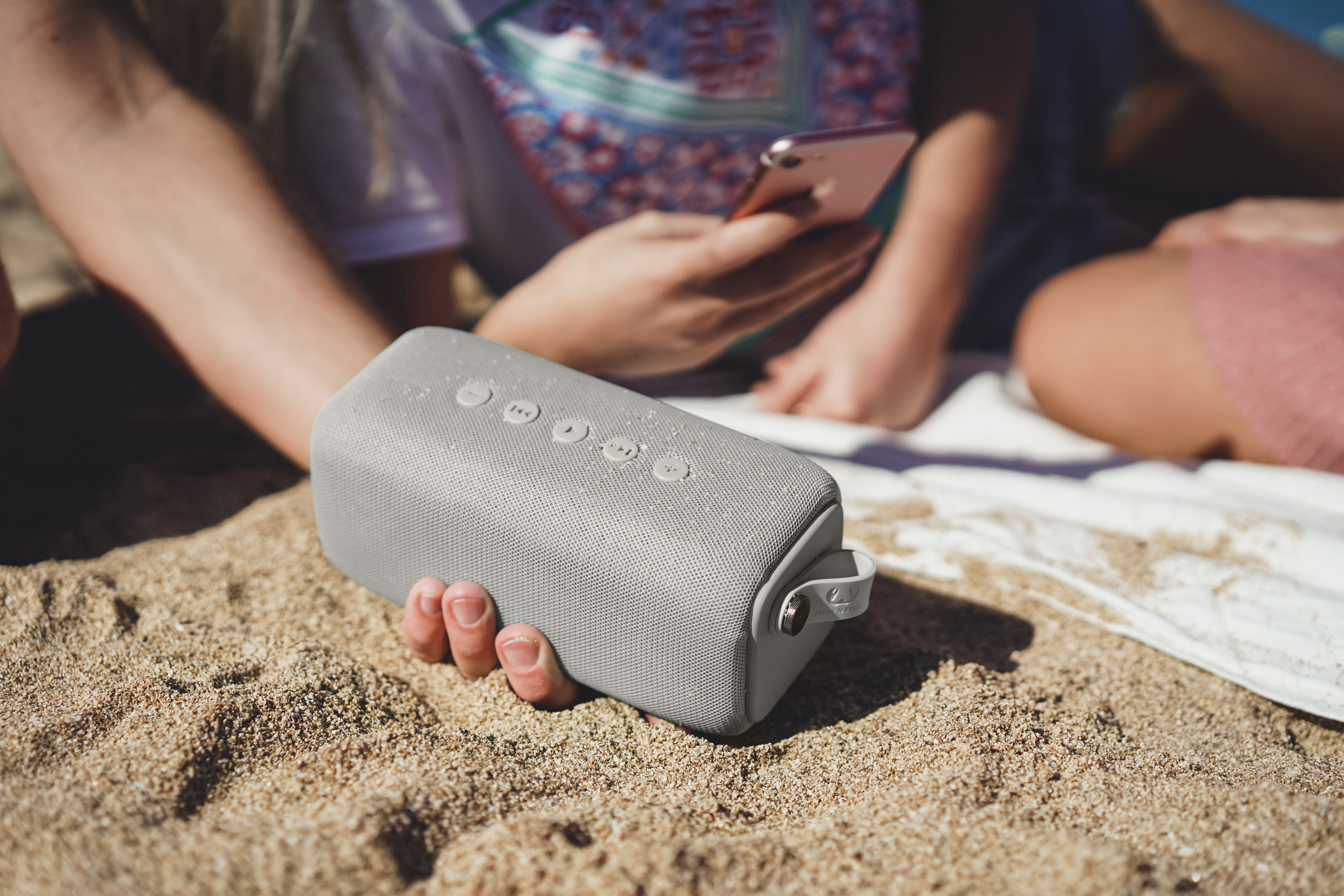 FRESH ‘N REBEL Rockbox Bold M Bluetooth Lautsprecher, Hellgrau, Wasserfest