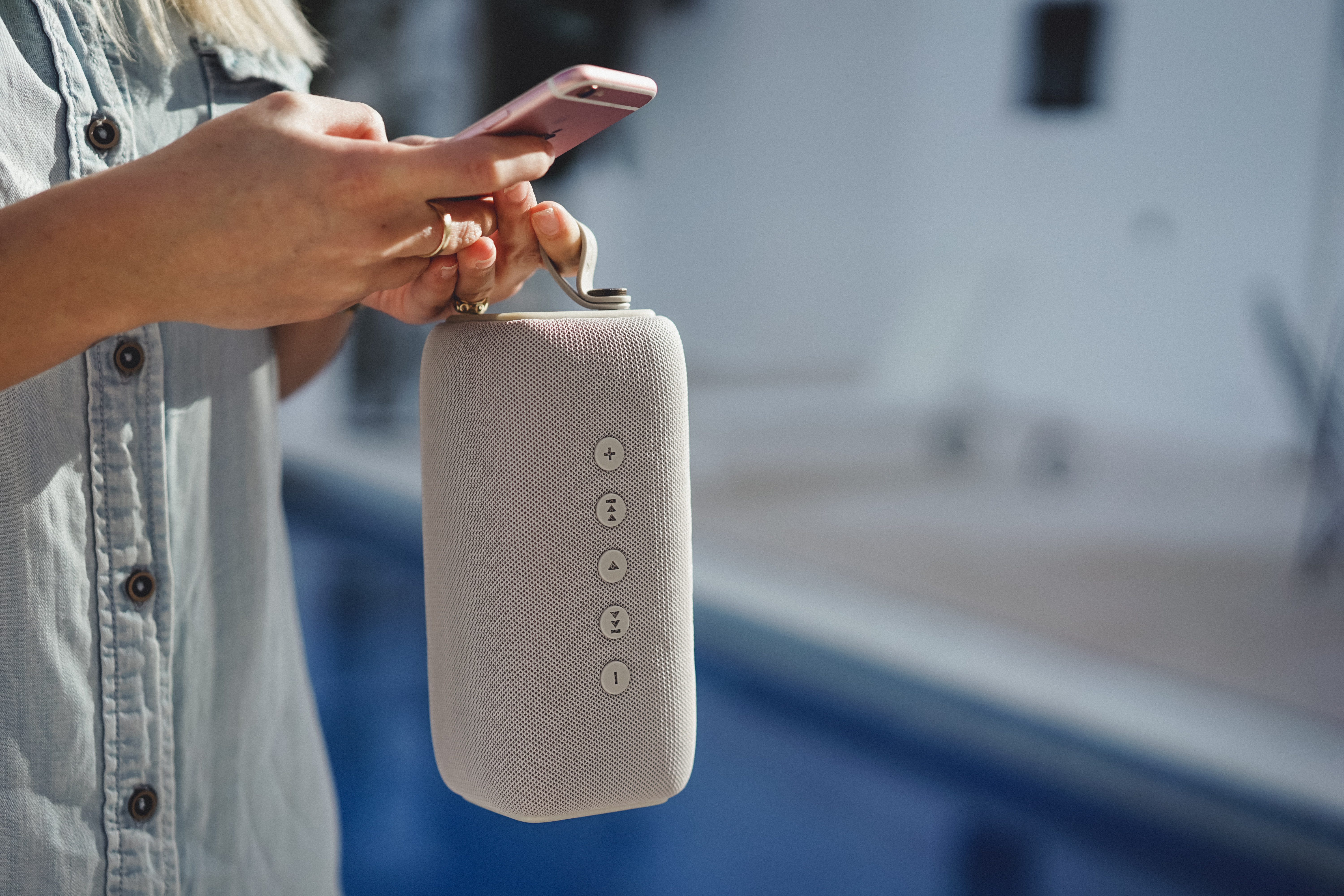 FRESH ‘N REBEL Rockbox Bold M Bluetooth Lautsprecher, Hellgrau, Wasserfest