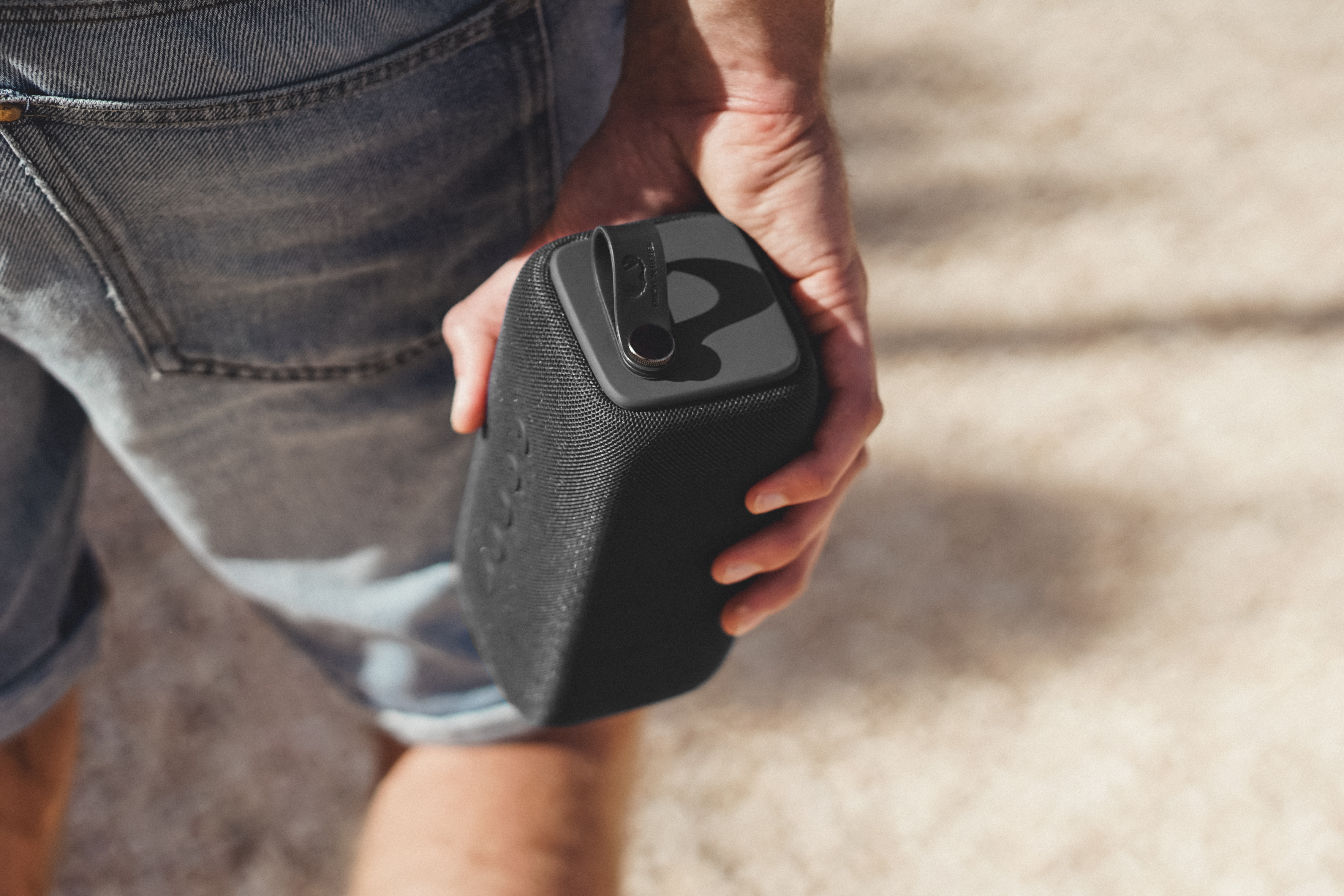 FRESH N REBEL Rockbox Bold M Bluetooth Lautsprecher, Grau, Wasserfest