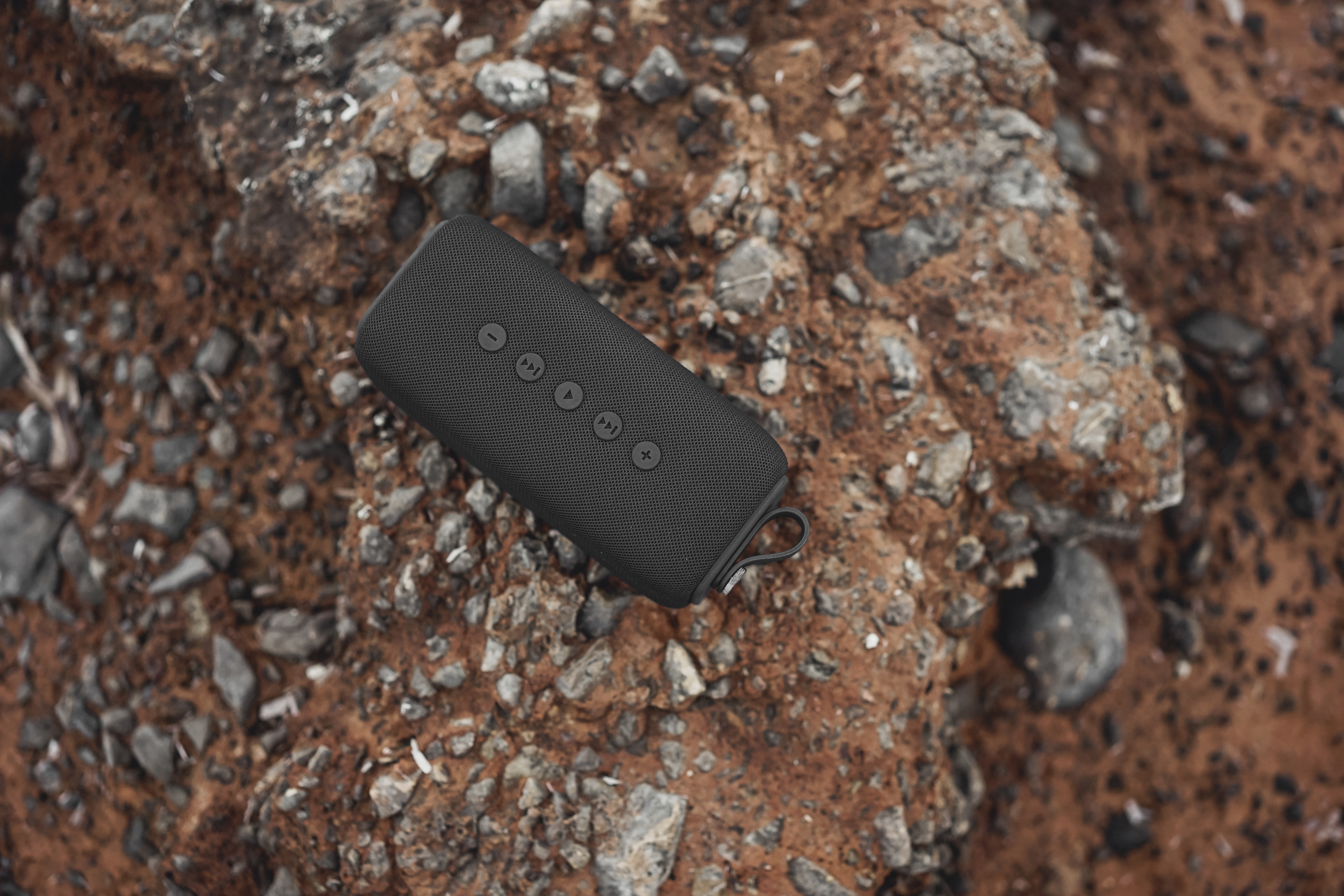 FRESH N REBEL Rockbox Bold M Bluetooth Lautsprecher, Grau, Wasserfest