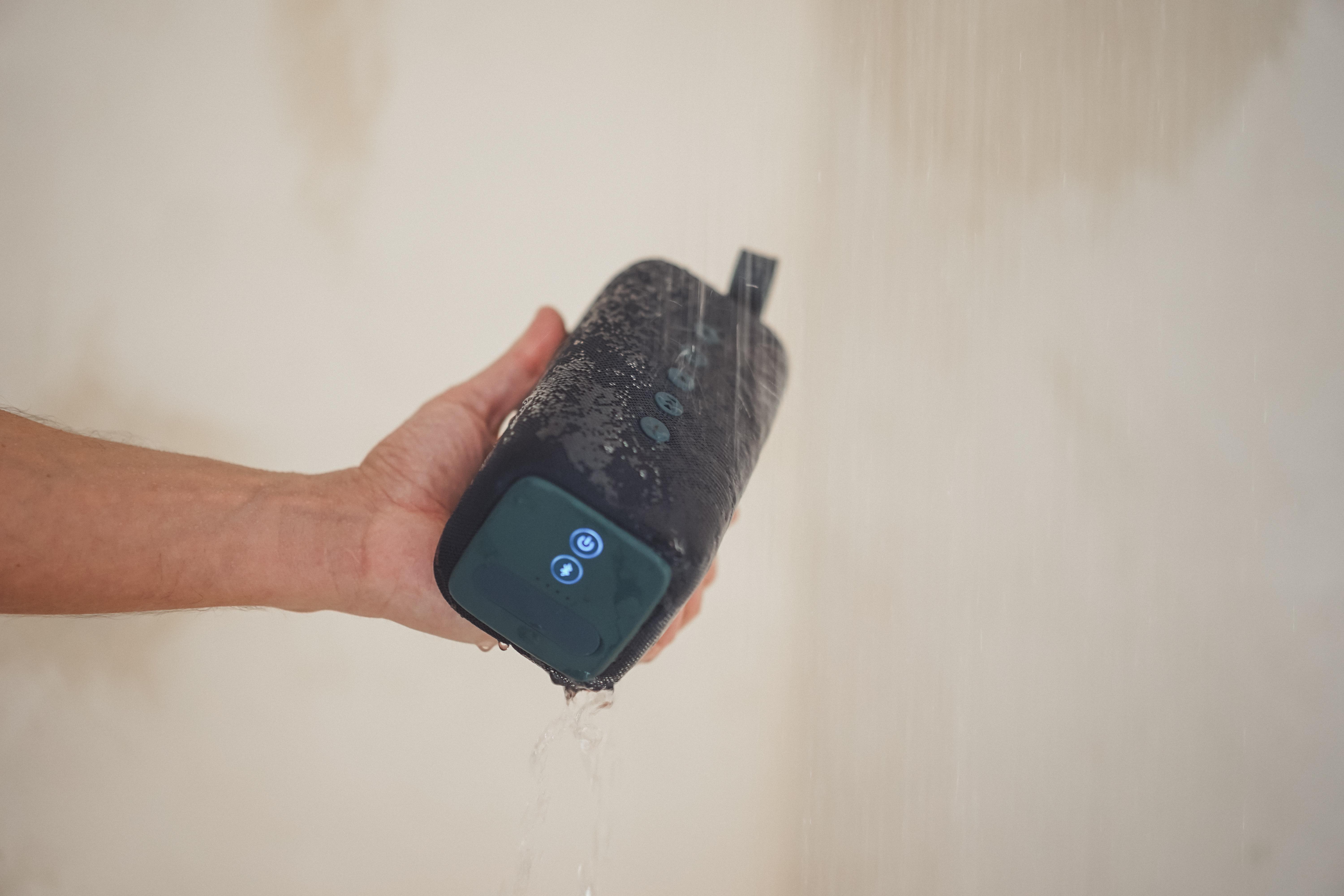 FRESH ‘N REBEL Rockbox Bold M Bluetooth Lautsprecher, Blau, Wasserfest