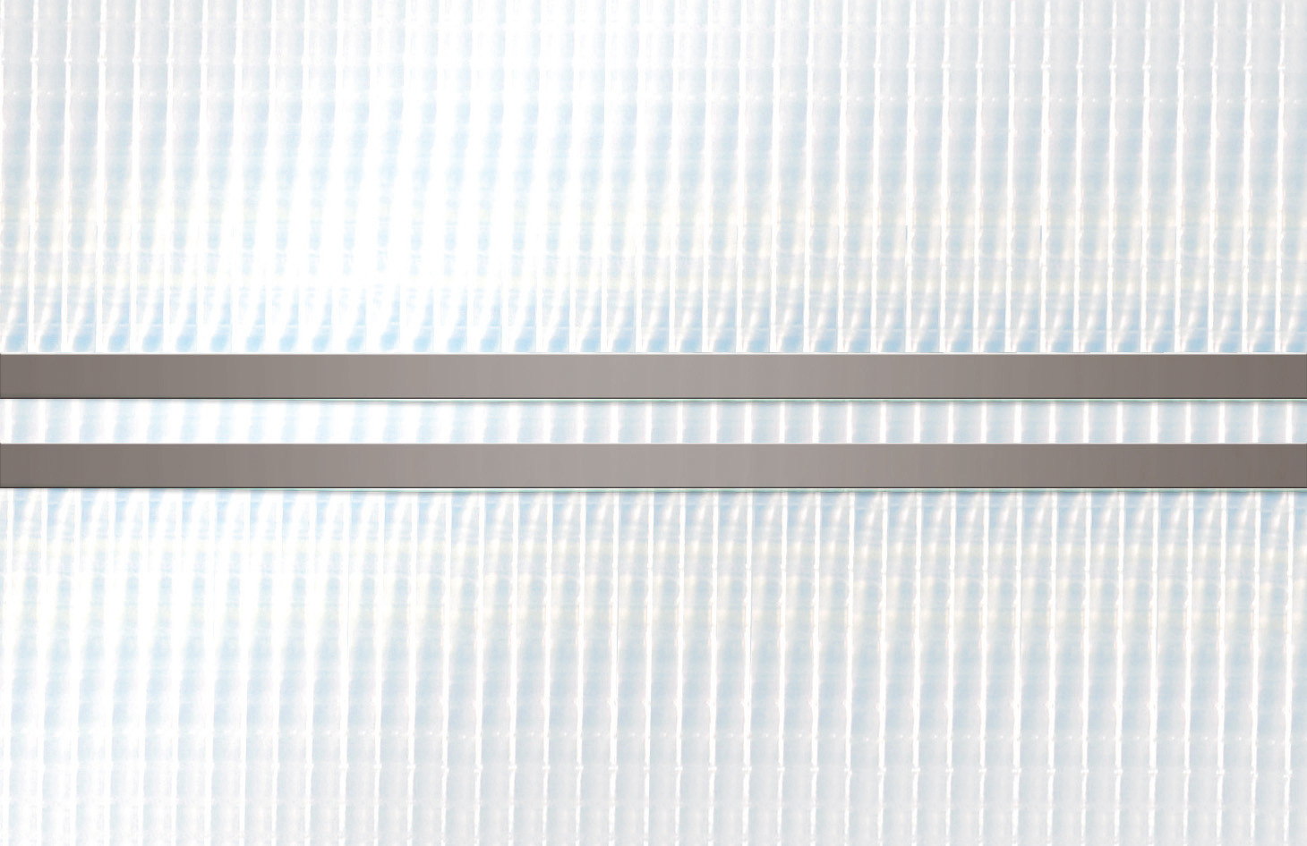 Vertikalbild einer Wand mit gleichmäßig verteilten vertikalen Linien. Zwei horizontale Balken.