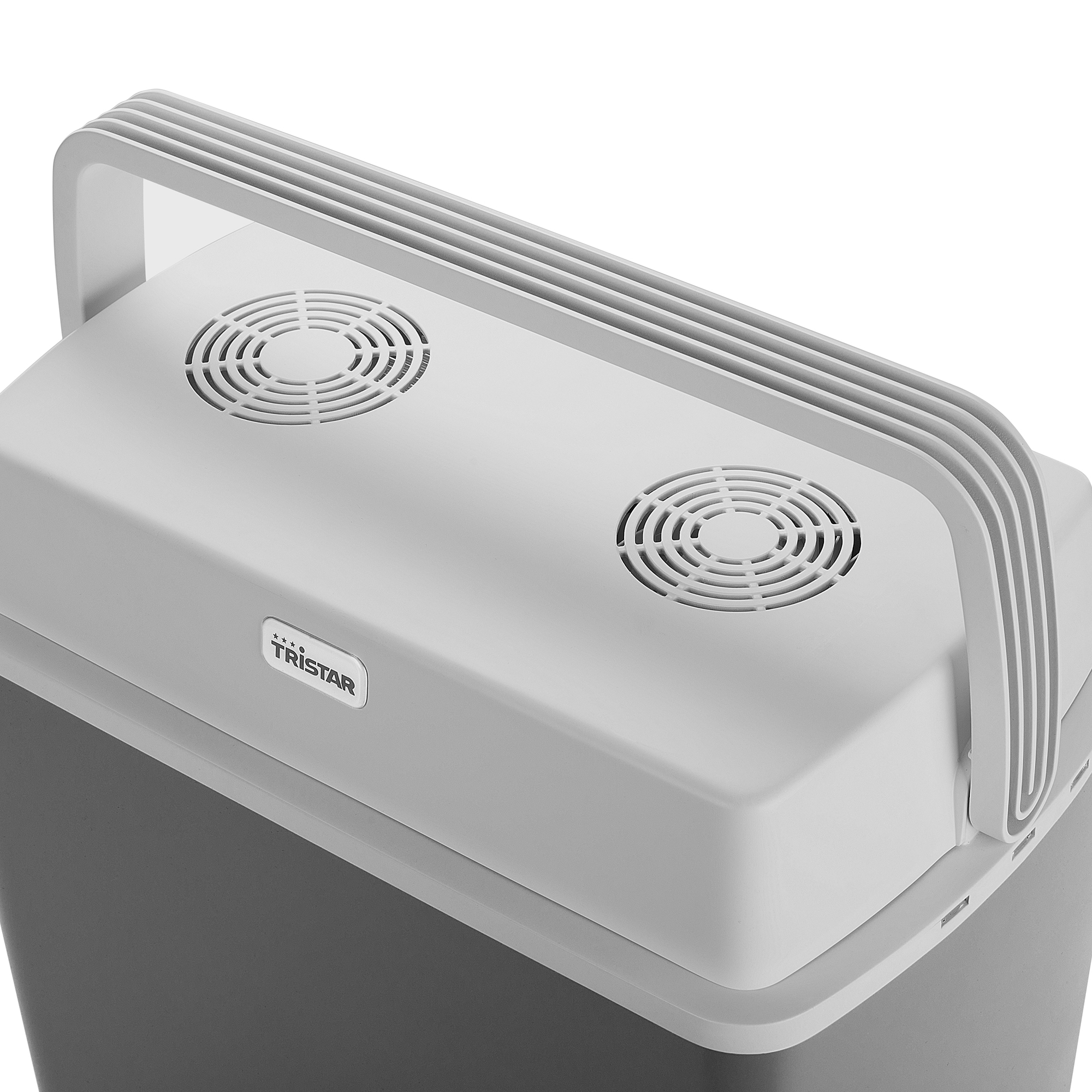 Witte en grijze koelbox met handvat en ventilatieopeningen, witte achtergrond.