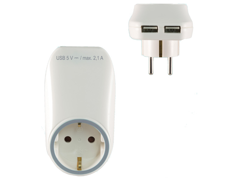 Fehér USB adapter két USB porttal felül és európai dugóval alul. Elszigetelt.
