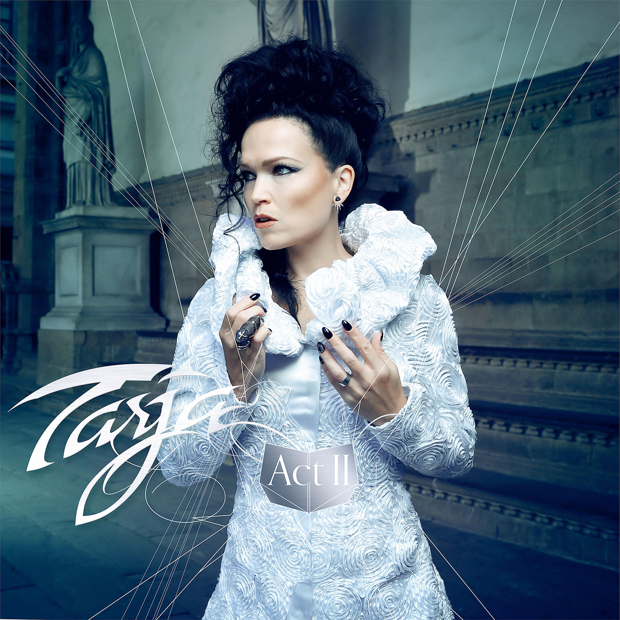 Frau in weißem Kleid, Tarja-Logo und Text Act II. Sie ist in einem Gebäude mit langen vertikalen Linien.
