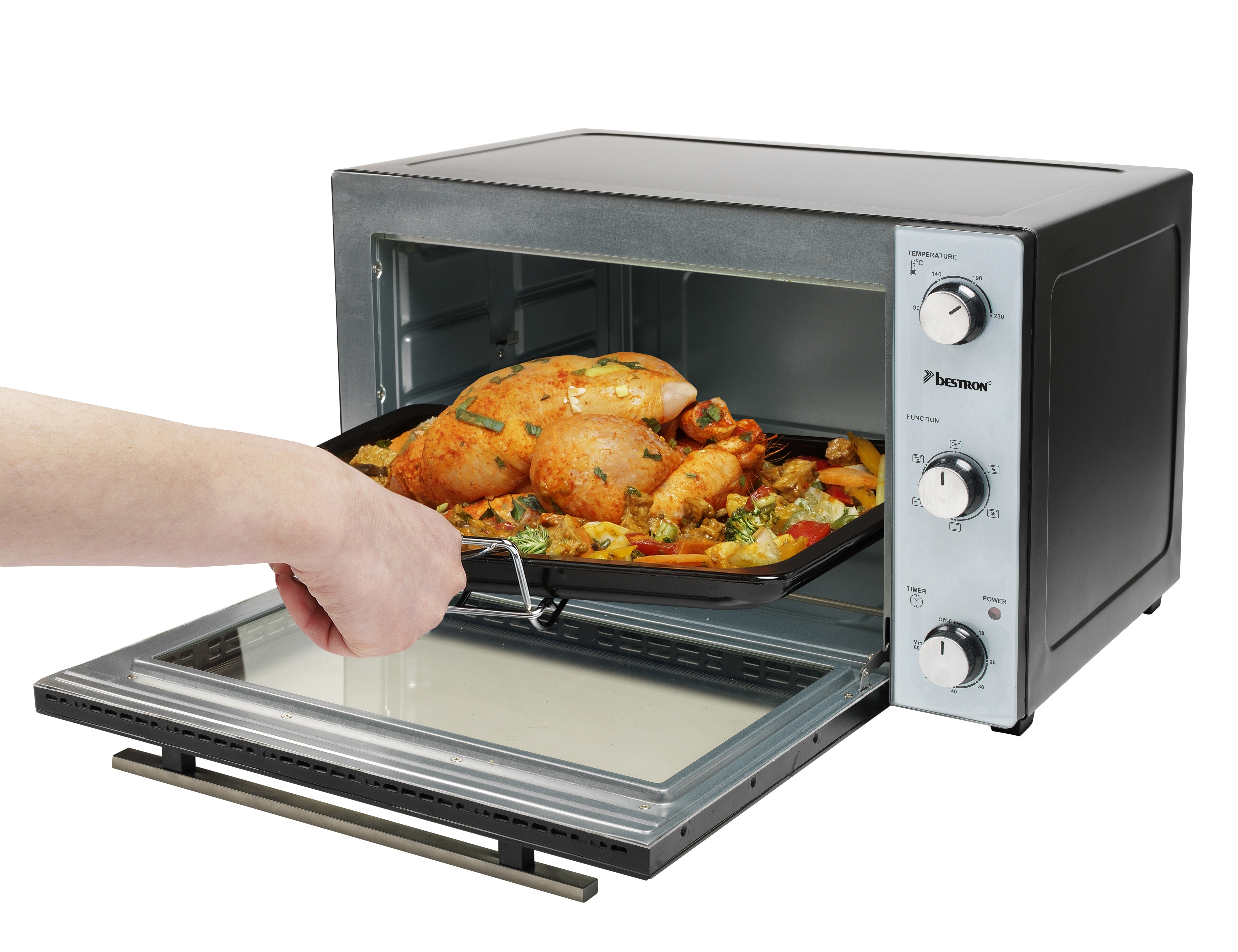 Eine Person, die ein Tablett mit gekochtem Essen aus einem Ofen nimmt.