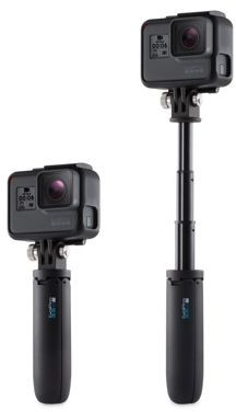 Twee zwarte GoPro-camera's. Eén is gemonteerd op een korte handgreep, de andere op een lange.