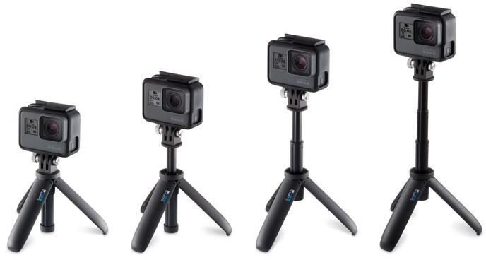 Vier Go Pro-camera's op statieven. De camera's zijn zwart en de statieven zijn zwart. De achtergrond is wit.