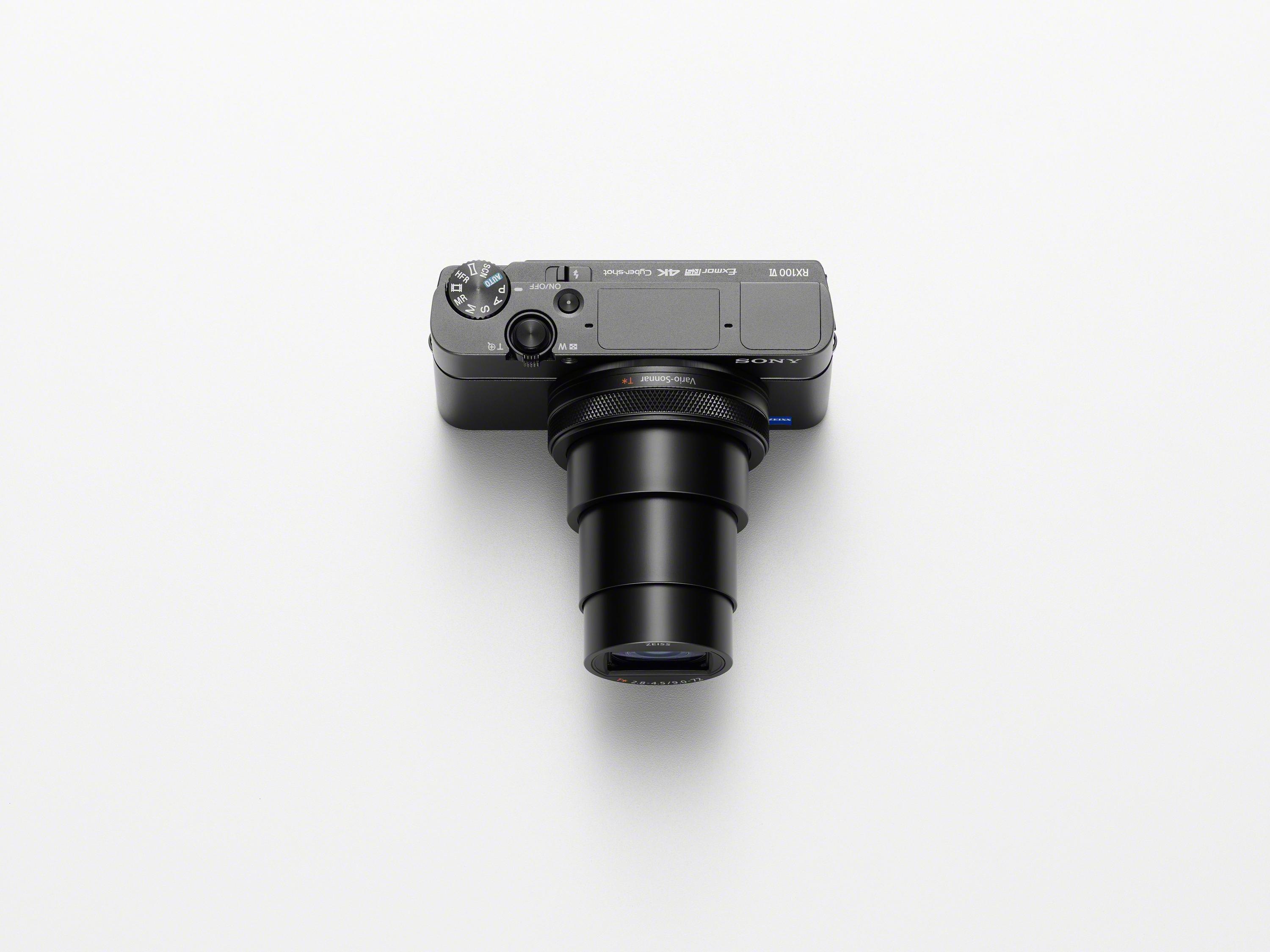 Draufsicht auf eine graue und schwarze Sony-Kamera auf weißem Hintergrund.