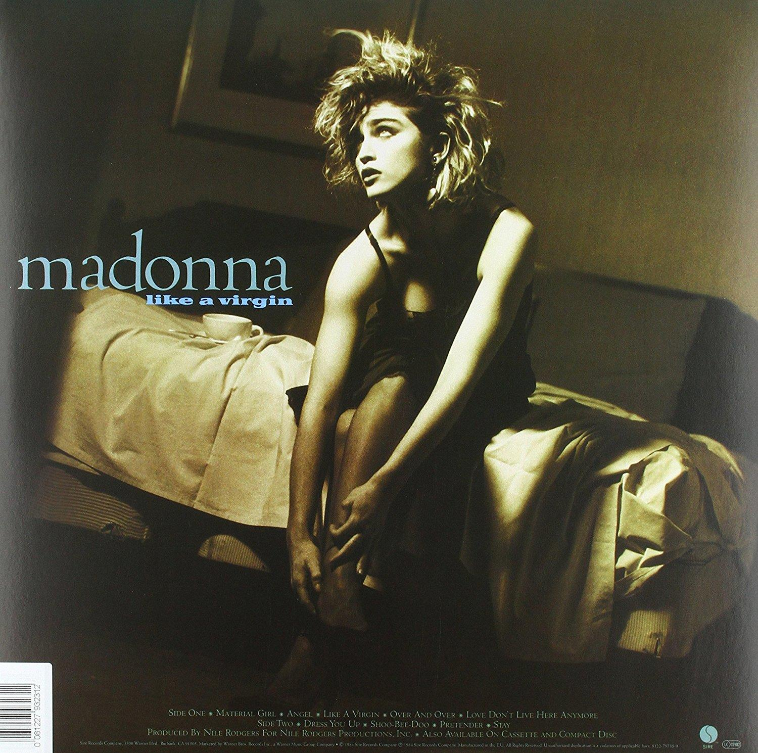 Madonna sitzt auf einem Bett, Albumcover 'Like a Virgin'.