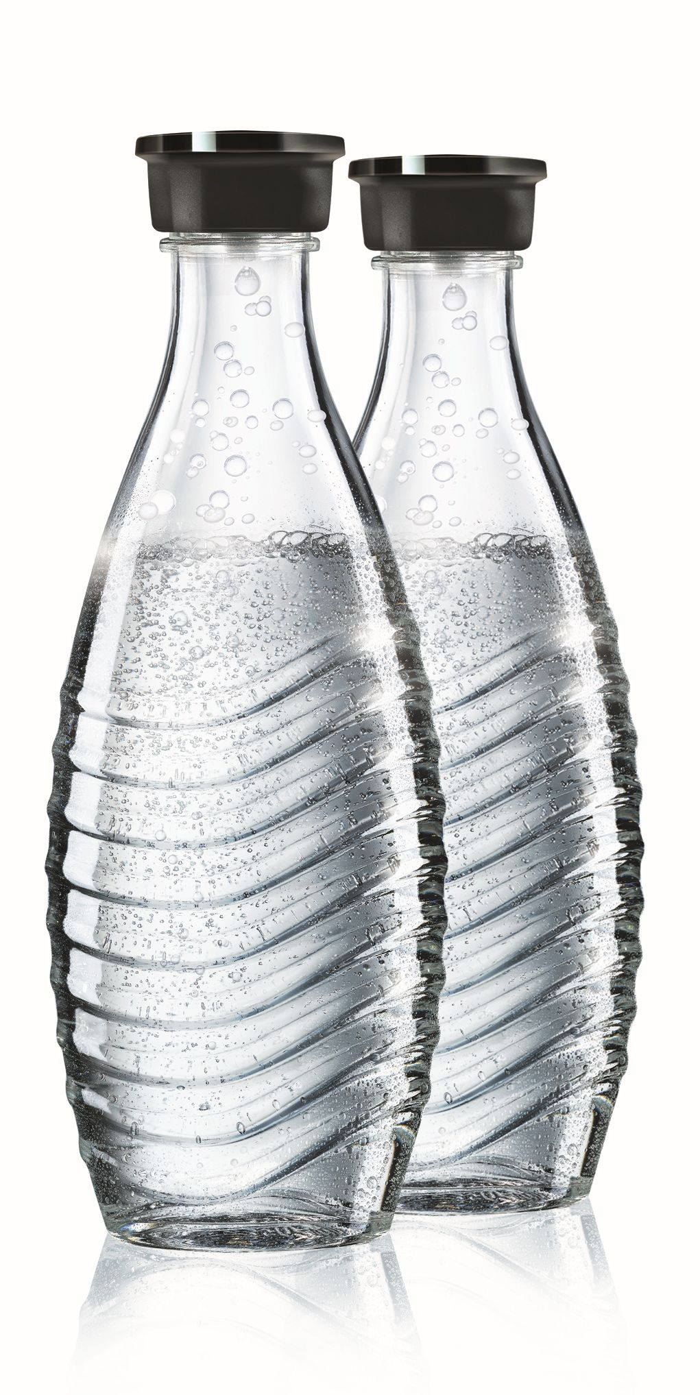 Zwei klare Glasflaschen mit Wasser und Blasen, schwarze Kappen, weißer Hintergrund.