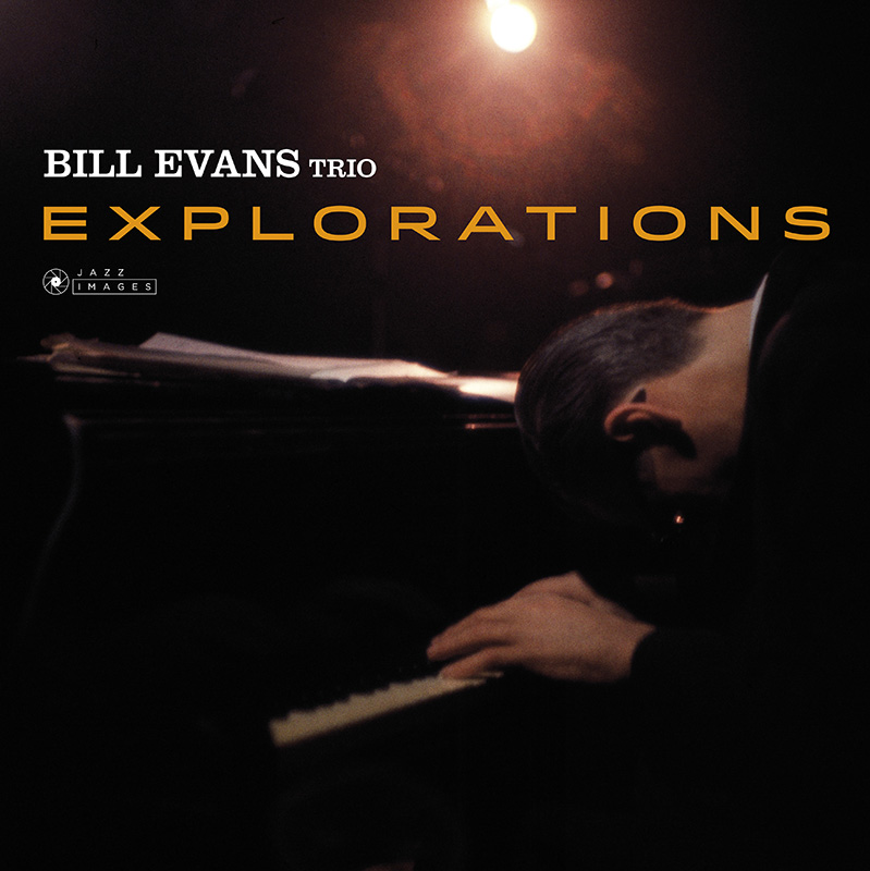 Album borító: Bill Evans Trio, Explorations, egy férfival zongorázik halvány fényben.