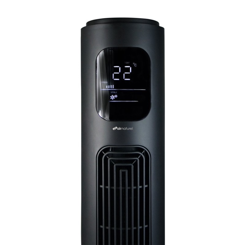 Un ventilateur tour noir affiche 22 degrés. Il dispose d'un écran numérique affichant les réglages de vitesse et de style et la marque 'air naturel'.