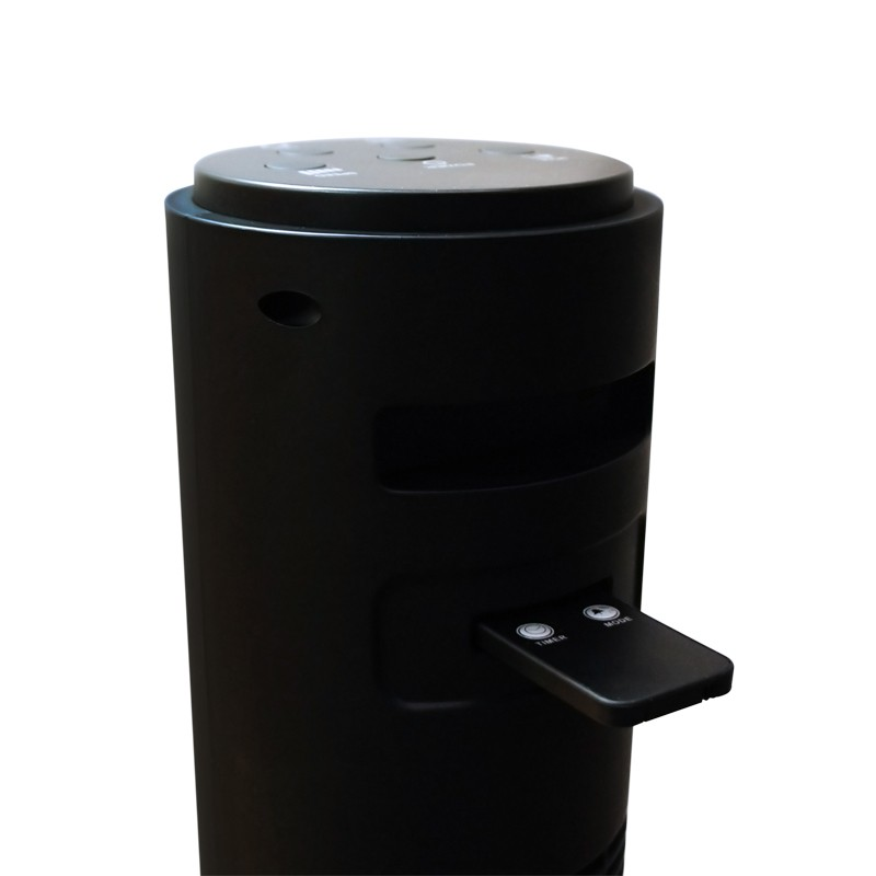 Un appareil cylindrique noir avec une télécommande. Le dessus a des boutons. La télécommande indique minuterie et mode.
