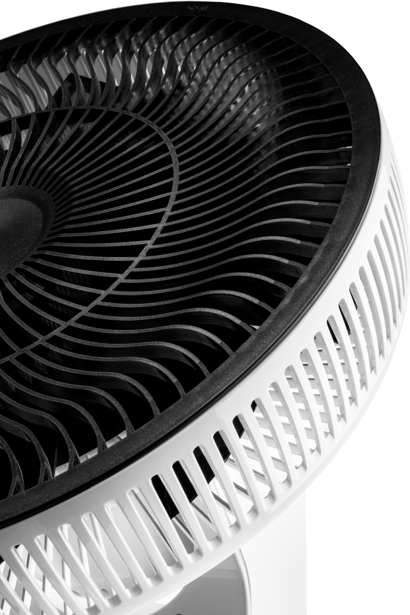 Close-up van een witte en zwarte ventilator, met de bladen en de voorkant.