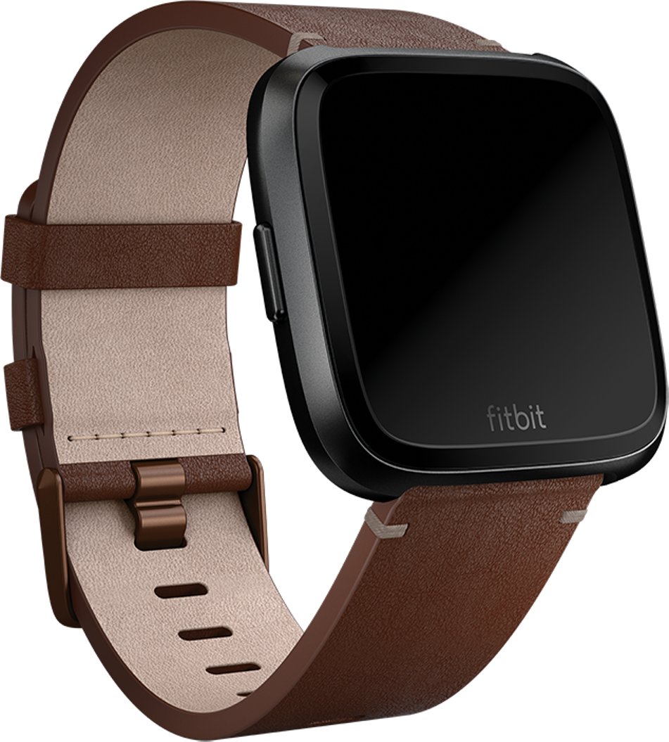 Smartwatch noire avec bracelet en cuir marron. Le logo Fitbit est visible sur l'écran.