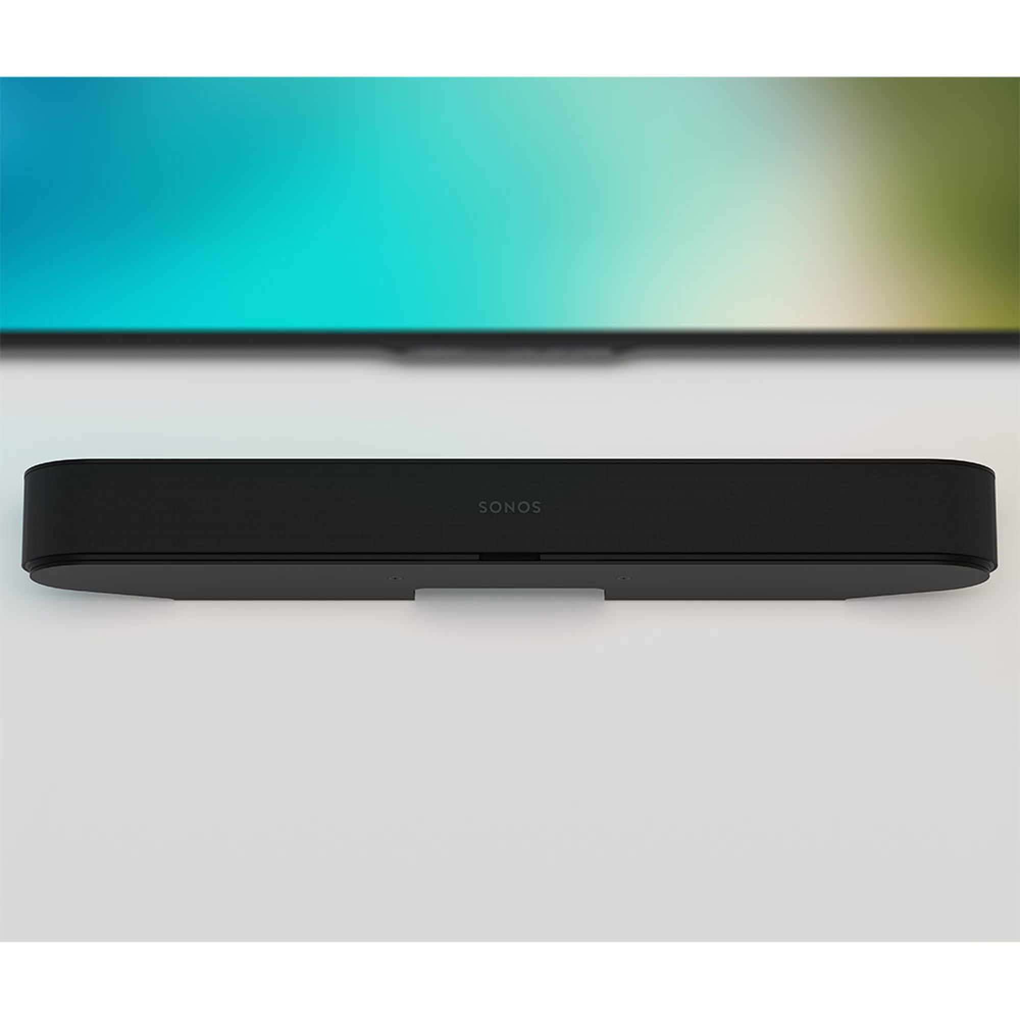 Een zwarte Sonos soundbar gemonteerd op een witte muur onder een tv.