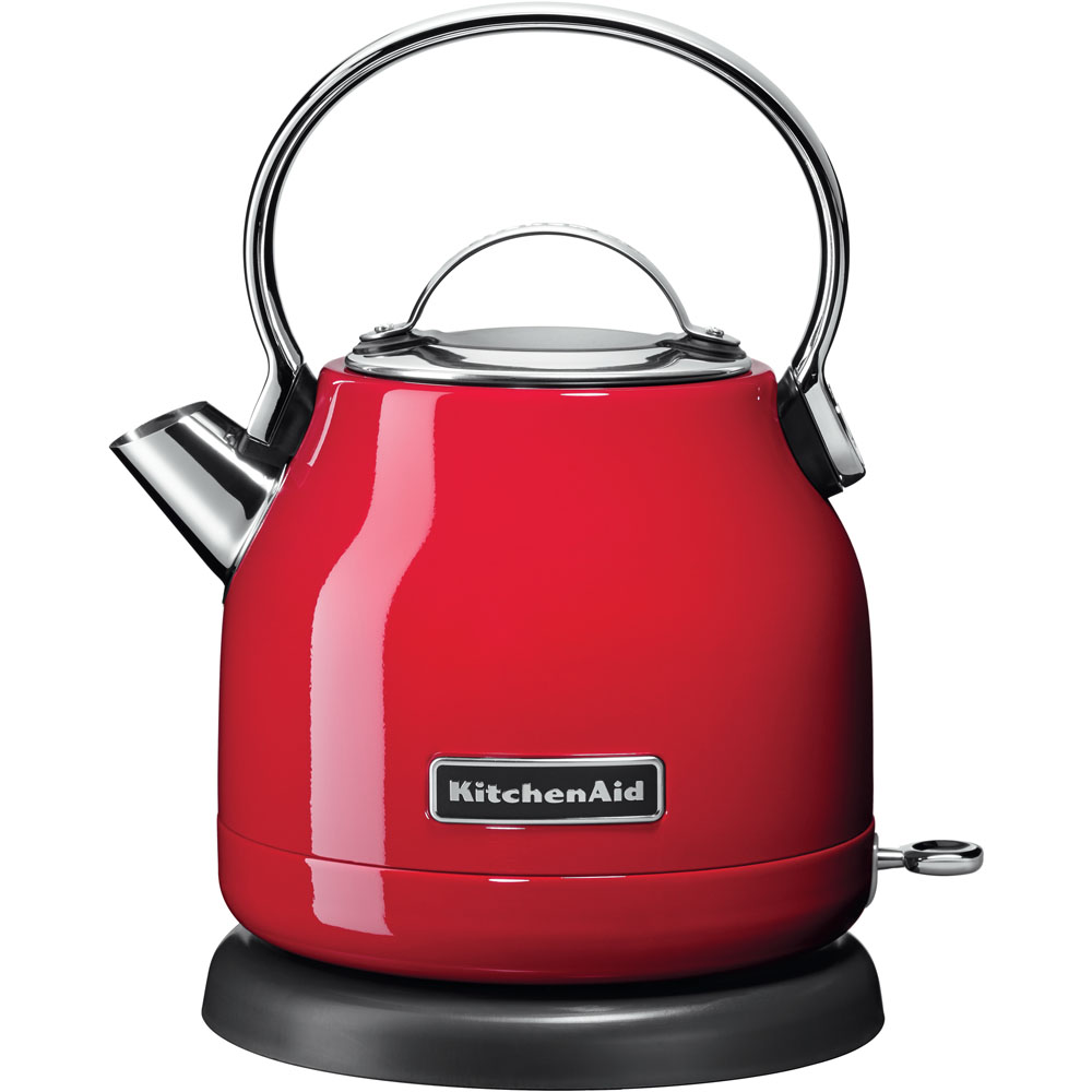 Een rode KitchenAid elektrische waterkoker. Het heeft een roestvrijstalen handvat en tuit, met een zwarte basis.