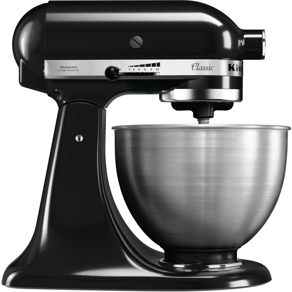 Un batteur KitchenAid Classic noir, posé sur une surface blanche. Le bol est en acier inoxydable.