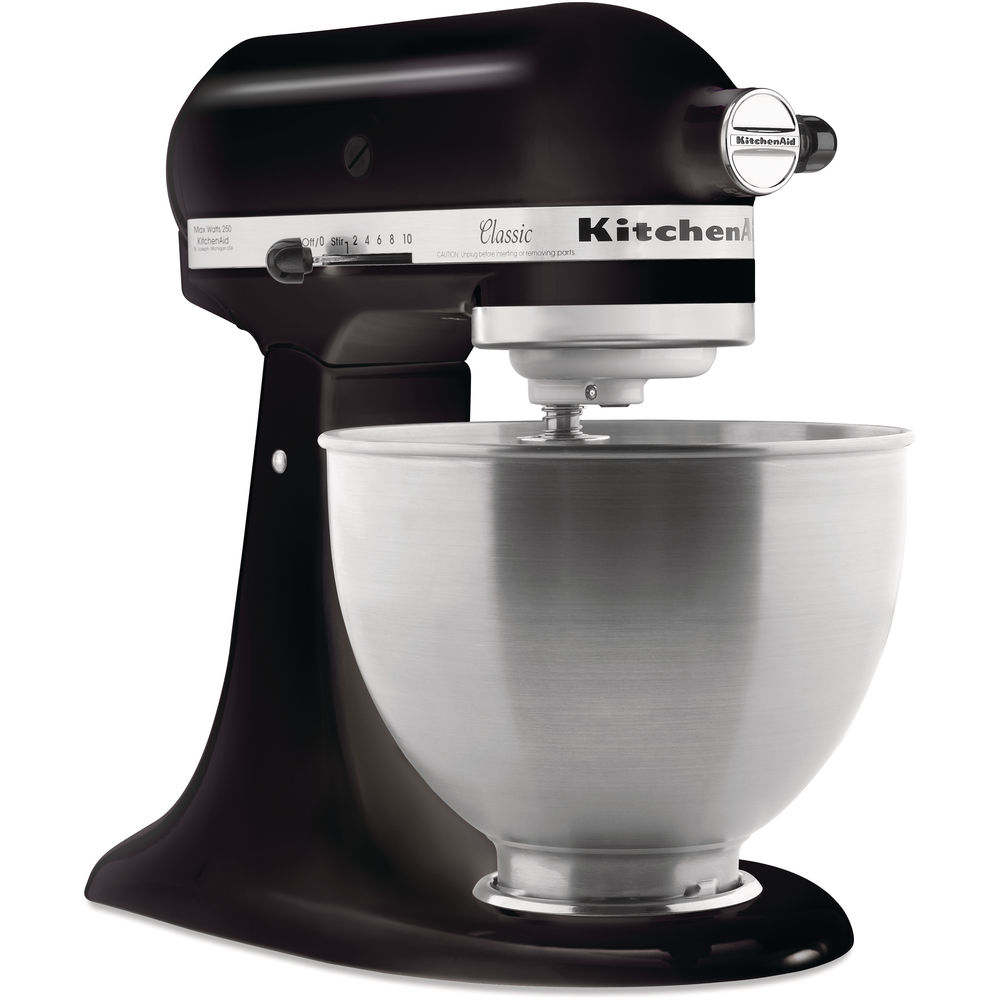 Un batteur sur socle KitchenAid Classic noir, avec un bol en acier inoxydable, est montré de côté.