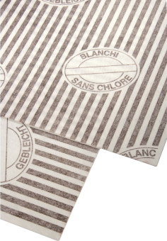 Nahaufnahme von weißem Papier mit diagonalen braunen Streifen und Text.
