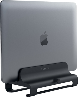 Ordinateur portable sur un support. Le support est noir, tenant un MacBook. Le support est sur une surface blanche.