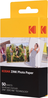 Gelbe Kodak Fotopapierboxen mit Fotos von Menschen, auf weißem Hintergrund.