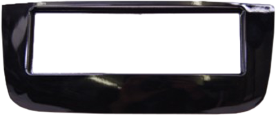 Eine glänzend schwarze Autoradio-Blende. Sie hat eine rechteckige Öffnung für Display und Bedienelemente.