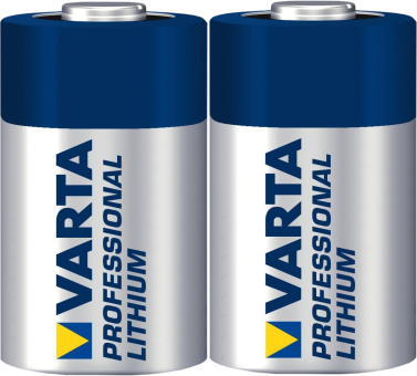 Zwei zylindrische Varta-Batterien stehen nebeneinander, mit blauen Deckeln und weißen Körpern, und dem Varta-Logo.